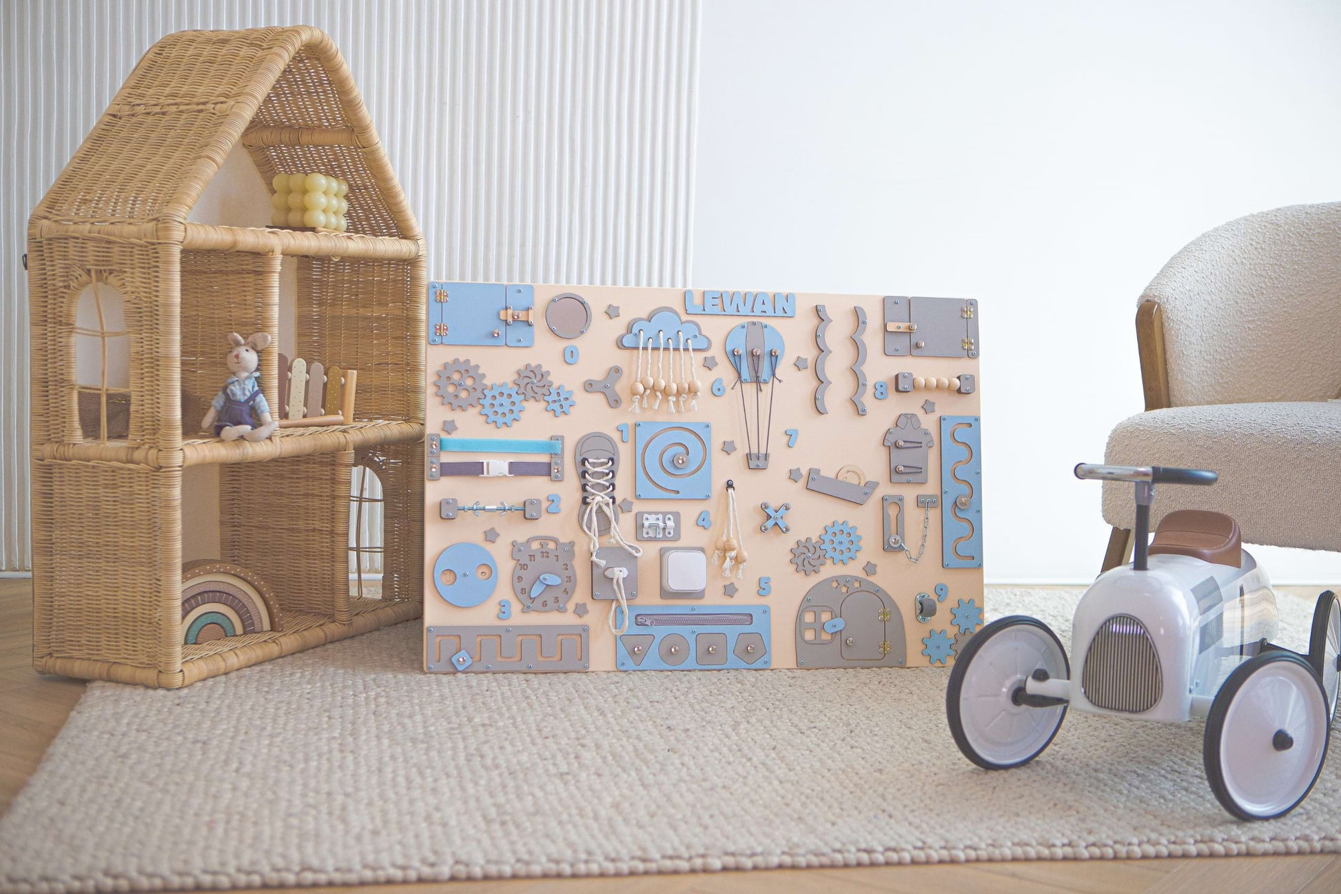 Bleu busy board artisanale avec serrures et interrupteurs