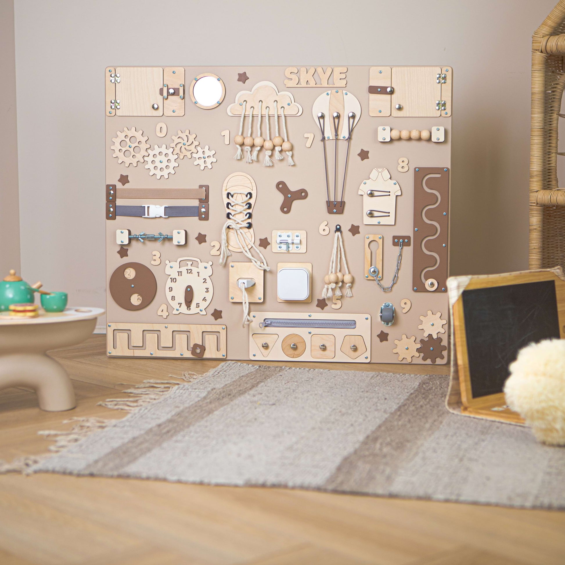 Busy Board Montessori 70x60 cm en bois artisanal