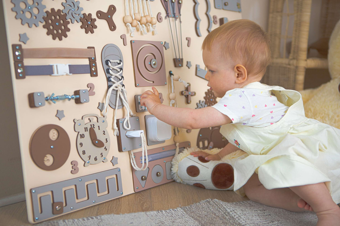 L'enfant joue avec un busy board