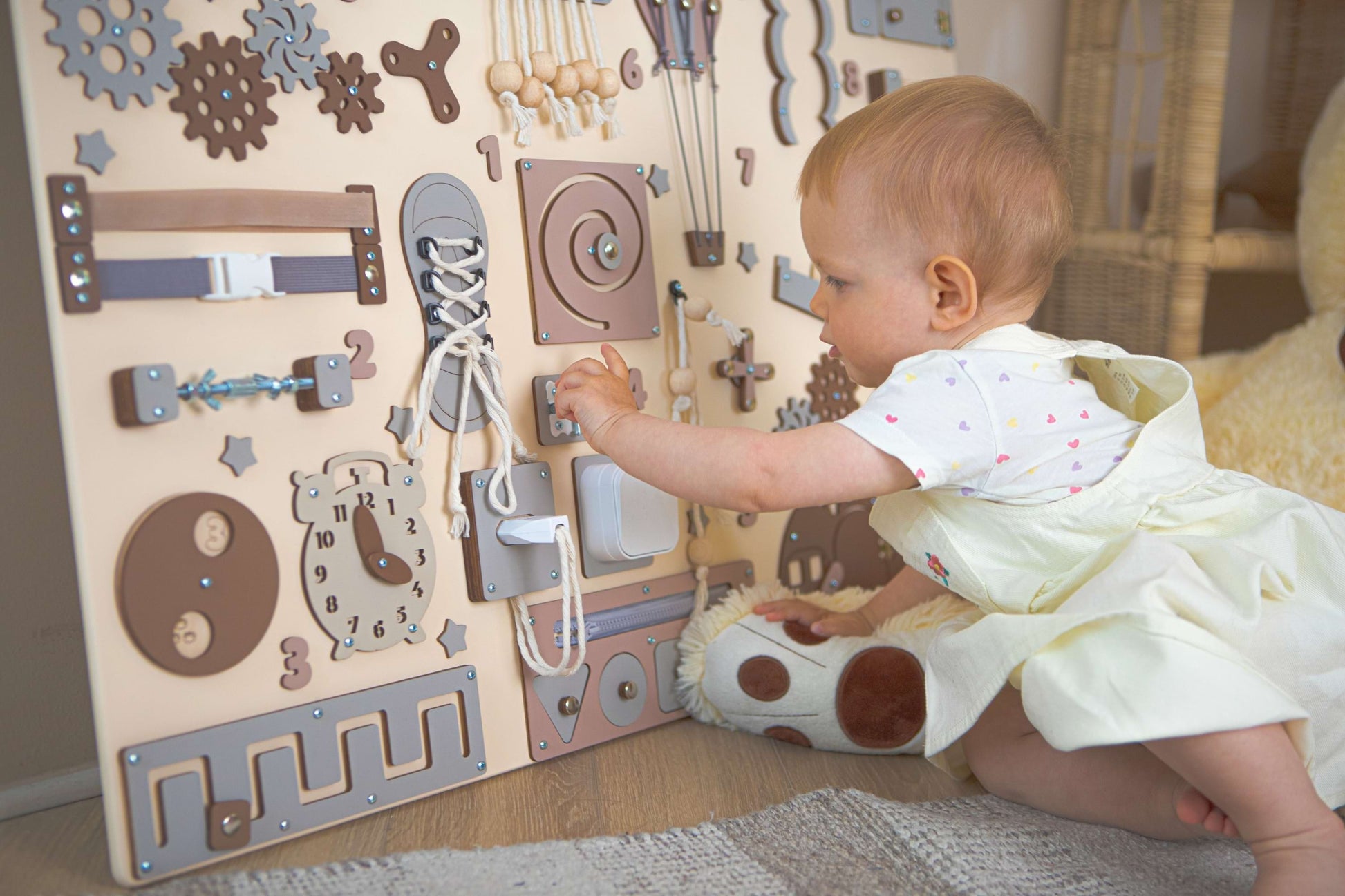 L'enfant joue avec un busy board