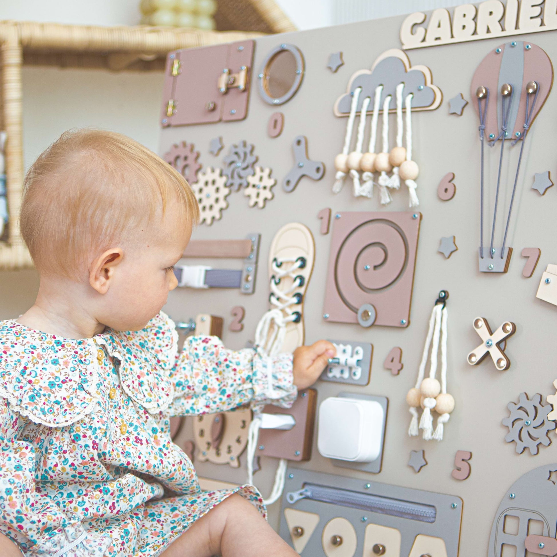 L'enfant joue avec un tableau d'éveil